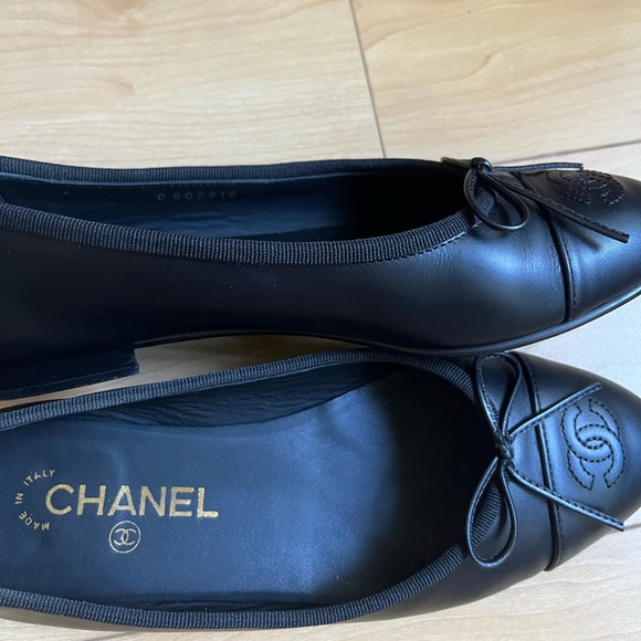 CHANEL Black Leather Ballet Flats - Picture 4 of 8
